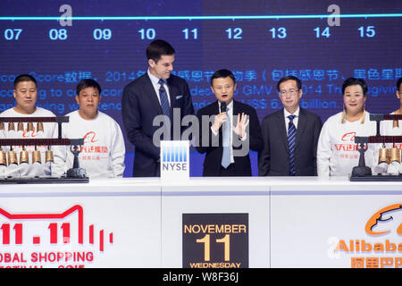 (Dalla terza a sinistra) Tom Farley, Presidente del New York Stock Exchange (NYSE), Ma Jack Yun, presidente del gruppo Alibaba, e Zhang Yong, CEO di Alibaba Foto Stock