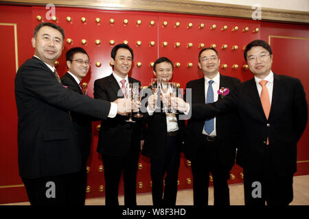 Ma Jack Yun, terza a destra, presidente del gruppo Alibaba, Xu Jiayin (Hui Ka Yan), la terza a sinistra, presidente del gruppo Evergrande, e altri dirigenti toast a t Foto Stock