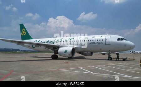 --FILE--un getto piano di compagnie aeree a molla è raffigurato al Shanghai Hongqiao International Airport in Cina a Shanghai, 1 agosto 2015. Della Cina di primavera Foto Stock