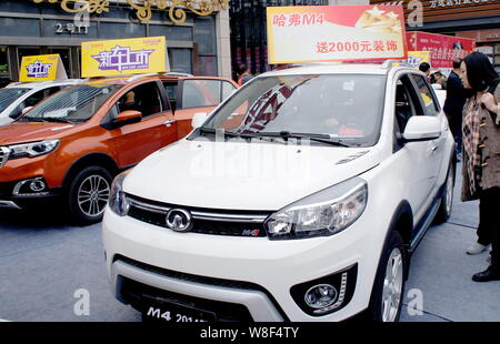 --FILE--i visitatori provare o guardare Haval SUV della Great Wall Motors sullo schermo durante un auto show di Yichang city, centrale cinese della provincia di Hubei, 8 Foto Stock