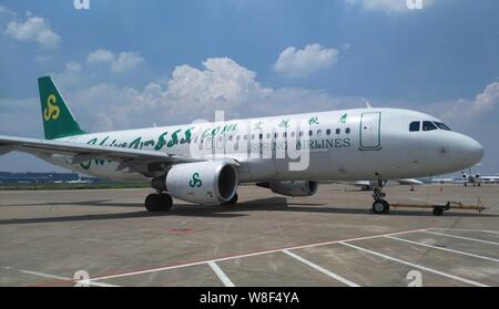 --FILE--un piano di compagnie aeree a molla è raffigurato al Shanghai Hongqiao International Airport in Cina a Shanghai, 1 agosto 2015. Della Cina di primavera ai Foto Stock