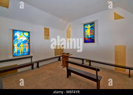 MIGVIE KIRK O CHIESA ABERDEENSHIRE Scozia interno con due finestre di vetro colorato Foto Stock