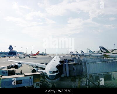 --FILE--getti passeggero sono parcheggiate presso l'Aeroporto Internazionale di Hong Kong a Hong Kong, Cina, 14 settembre 2014. Il governo di Hong Kong ha dato finale di Foto Stock