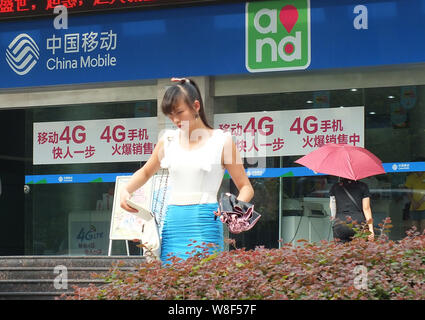 --FILE--Vista di un ramo di China Mobile a Yichang city, porcellane centrale provincia di Hubei, 15 agosto 2014. China Mobile e Ericsson hanno successf Foto Stock