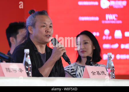 Sud regista coreano Kim Ki-duk, sinistra, un membro della giuria per la Beijing Film Festival, parla nel corso di una conferenza stampa per la 5a Pechino Inter Foto Stock