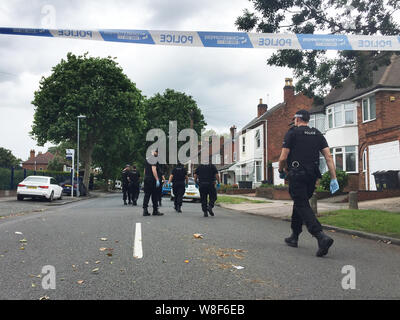 Specialista di polizia i team di ricerca stata pettinatura della scena sulla corsia Goosemore in Erdington in Birmingham, dove un 20-anno-vecchio uomo è stato ucciso il giovedì sera. Foto Stock