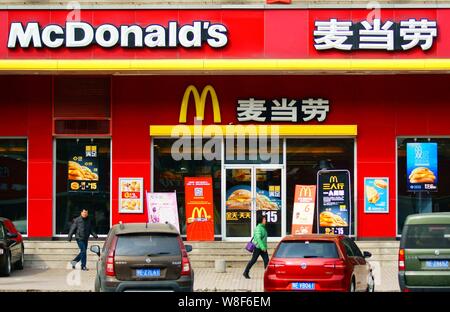 --FILE--pedoni a piedi passato un McDonald un fast food ristorante a Yichang city, centrale cinese della provincia di Hubei, 9 marzo 2015. McDonald's Corp, il Foto Stock