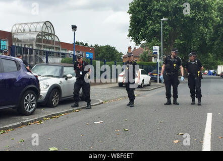 Specialista di polizia i team di ricerca stata pettinatura della scena sulla corsia Goosemore in Erdington in Birmingham, dove un 20-anno-vecchio uomo è stato ucciso il giovedì sera. Foto Stock