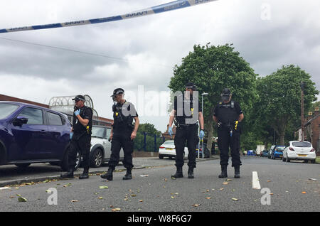 Specialista di polizia i team di ricerca stata pettinatura della scena sulla corsia Goosemore in Erdington in Birmingham, dove un 20-anno-vecchio uomo è stato ucciso il giovedì sera. Foto Stock