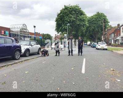 Specialista di polizia i team di ricerca stata pettinatura della scena sulla corsia Goosemore in Erdington in Birmingham, dove un 20-anno-vecchio uomo è stato ucciso il giovedì sera. Foto Stock