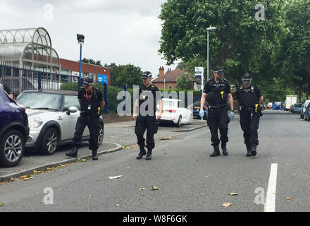 Specialista di polizia i team di ricerca stata pettinatura della scena sulla corsia Goosemore in Erdington in Birmingham, dove un 20-anno-vecchio uomo è stato ucciso il giovedì sera. Foto Stock