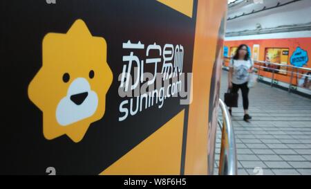 --FILE--A passeggiate a piedi passato un annuncio per Suning.com a Pechino in Cina, 5 agosto 2015. Dalian Wanda di proprietà commerciali Co. ha firmato Foto Stock