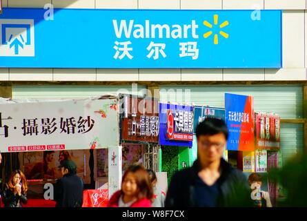 --FILE--pedoni camminare davanti a un supermercato della Walmart a Yichang city, centrale cinese della provincia di Hubei, 14 aprile 2015. Wal-Mart Stores Inc, mul Foto Stock