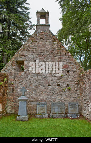 ST MARYS KIRK medievale o chiesa AUCHINDOIR ABERDEENSHIRE in Scozia la parete ovest e la torre campanaria Foto Stock