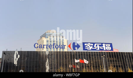 --FILE--Vista di un supermercato Carrefour in Qingdao City East Chinas provincia di Shandong, 14 novembre 2014. Rivenditore francese Carrefour non regola ou Foto Stock