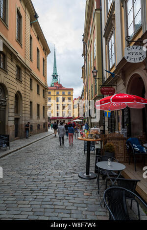 Stoccolma, Svezia -- Luglio 16, 2019. Un verticale ampia angolazione di una Stoccolma strada laterale rivestita con caffè. Foto Stock