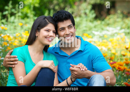 Giovane romancing in un parco Foto Stock