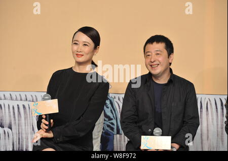 Regista cinese Jia Zhangke, destra e sua moglie attrice Zhao Tao assistere ad una pressa conferece per il loro film 'Mountains possono discostarsi a Pechino, Cina Foto Stock