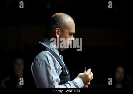 Stuart Bingham di Inghilterra chalks spunto come egli ritiene che un colpo contro Fang Xiongman della Cina durante il loro match di primo turno del Mondiale 2015 Snooke Foto Stock