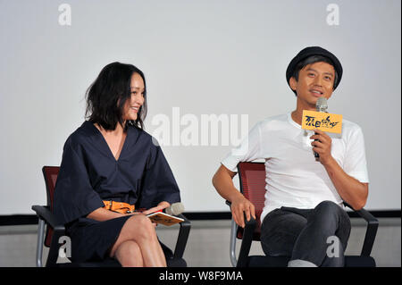 Attore cinese Deng Chao, destra parla accanto all'attrice Zhou Xun in un evento promozionale per il nuovo film "Dead End" a Pechino in Cina, 19 agosto 2 Foto Stock