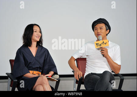 Attore cinese Deng Chao, destra parla accanto all'attrice Zhou Xun in un evento promozionale per il nuovo film "Dead End" a Pechino in Cina, 19 agosto 2 Foto Stock