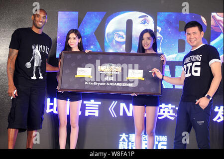 La superstar NBA Kobe Bryant, sinistra, pone in un evento promozionale per 'NBA Hero' gioco mobile in Cina a Shanghai, 4 agosto 2015. Foto Stock