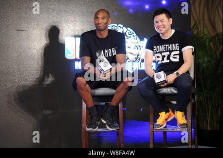 La superstar NBA Kobe Bryant, sinistra, partecipa a un evento promozionale per 'NBA Hero' gioco mobile in Cina a Shanghai, 4 agosto 2015. Foto Stock