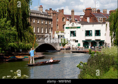 Persone punting sul fiume Cam al di fuori dell'anchor pub nella città di Cambridge, Inghilterra. Foto Stock