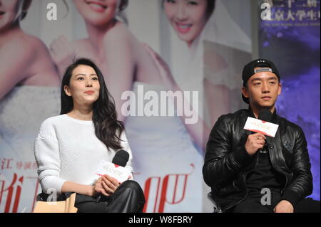 Attrice cinese Gao Yuanyuan, sinistra, e l'attore Zheng Kai partecipare ad un evento di anteprima per il loro nuovo film "Let's Sposarsi' a Pechino, in Cina, il 15 marzo 201 Foto Stock