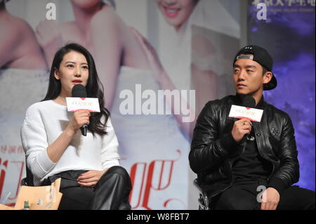 Attrice cinese Gao Yuanyuan, sinistra, e l'attore Zheng Kai partecipare ad un evento di anteprima per il loro nuovo film "Let's Sposarsi' a Pechino, in Cina, il 15 marzo 201 Foto Stock