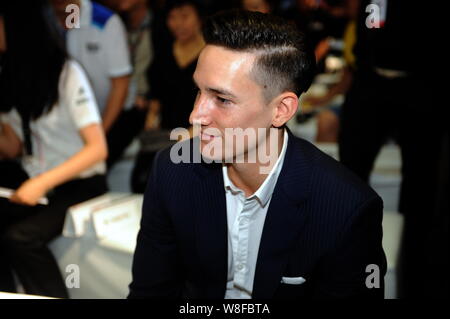 Ginnasta tedesco Marcel Nguyen partecipa a una conferenza stampa per il 2015 Porsche Carrera Cup Asia stagione in Hong Kong, Cina, 1 aprile 2015. Foto Stock