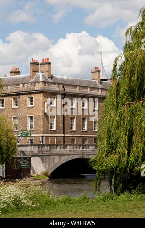 Ponte sul fiume Cam nella città di Cambridge, Inghilterra. Foto Stock