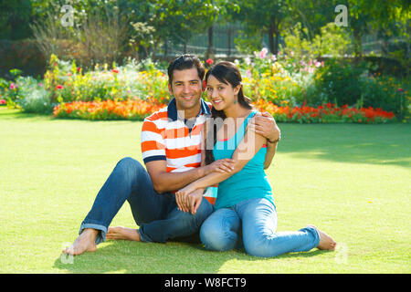 Giovane romancing in un parco Foto Stock