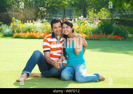 Giovane romancing in un parco Foto Stock