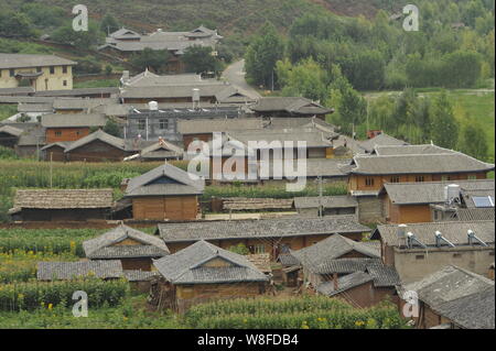 --FILE--Vista di un villaggio dal lago Lugu a Lijiang, a sud-ovest della Cina di provincia di Yunnan, 20 luglio 2009. Le tradizioni del Mosuo, una minoranza ethn Foto Stock