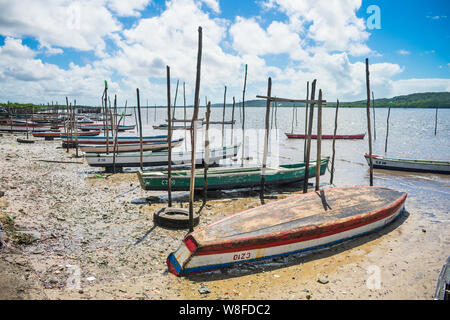 Itapissuma, Brasile - Circa Agosto 2019: tipico del pescatore barche chiamato 'baitera' in riva al mare in Itapissuma, Pernambuco Foto Stock