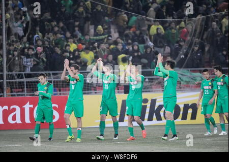 Dejan Damjanovic, seconda a sinistra, di della Cina di Pechino Guoan FC, celebra con i suoi compagni di squadra dopo un goal contro la Corea del Sud del Suwon Samsung FC Foto Stock