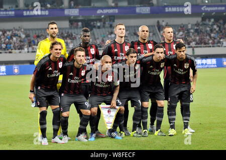 I giocatori della linea di partenza-up del Milan comportano per le foto prima della Shanghai match internazionali di Champions Cup 2015 contro il Real Madrid a t Foto Stock