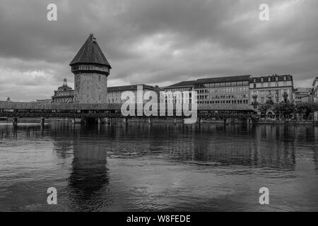 Vista del Ponte della Cappella e la torre di Lucerna in bianco e nero, Svizzera Foto Stock