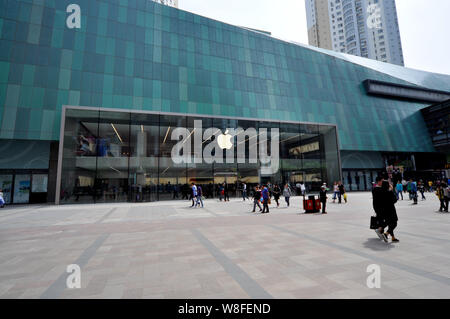 --FILE--pedoni a piedi passato un Apple store in Shenyang city, nordest Chinas provincia di Liaoning, 10 maggio 2015. Asia ha già dimostrato di essere il Foto Stock