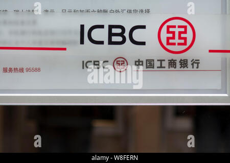 --FILE--un logo di ICBC (industriale e banca commerciale della Cina) è raffigurato in una succursale della ICBC nella città di Guangzhou, Cina del sud della provincia di Guangdong, Foto Stock