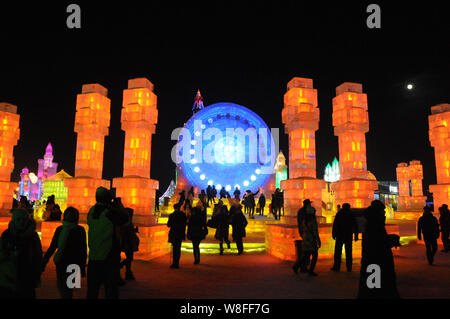 I turisti guardano a sculture di ghiaccio alla XXXI Harbin International Ice e Snow Festival di Harbin city, a nord-est della Cina di Provincia di Heilongjiang, 5 Janu Foto Stock