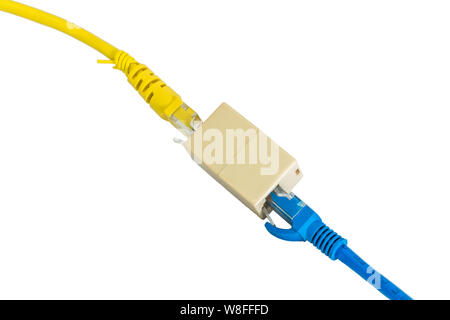 Il blu e il giallo Ethernet Cat5e cavi con spina RJ45 prolunga cavo su sfondo bianco Foto Stock