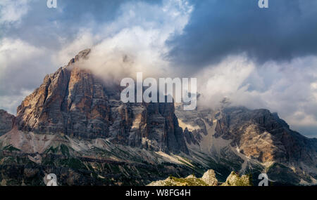 Panorama delle Tofane dolomitico gruppo conun cielo nuvoloso, la Tofana di Rozes è in primo piano Foto Stock