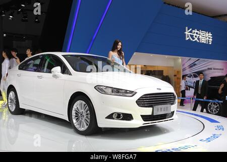 --FILE -- un modello pone con una Ford Kuga durante un salone automobilistico in Cina a Shanghai, 29 settembre 2013. Della Cina di Changan Ford Corp. Foto Stock