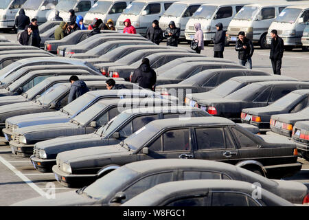 --FILE--le persone guardano al governo auto prima sono devoluti a Shenyang City, a nord-est della Cina di provincia di Liaoning, 10 febbraio 2014. La prima Foto Stock