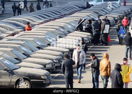 --FILE--le persone guardano al governo auto prima sono devoluti a Shenyang City, a nord-est della Cina di provincia di Liaoning, 10 febbraio 2014. La prima Foto Stock