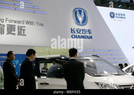 --FILE--i visitatori provare o guardare Changan auto sul display durante il XII Cina (Guangzhou) Salone Internazionale dell'Automobile, noto anche come Auto Foto Stock