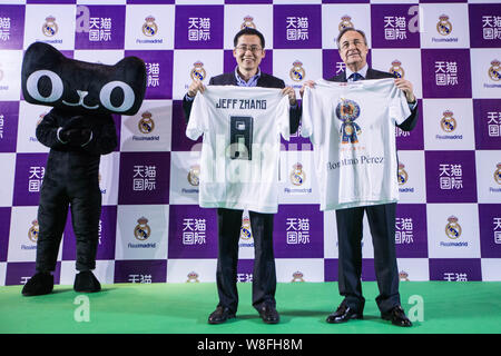 Real Madrid Presidente Florentino Perez, destra e Jeff Zhang Jianfeng, Vice Presidente cinese di e-commerce Alibaba gigante e presidente di Alibaba's Foto Stock