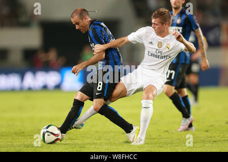 Toni Kroos del Real Madrid, destra, sfide Rodrigo Sebastian Palacio Alcalde di Inter e Milan in una partita di calcio tra il Real Madrid e Inter du Foto Stock